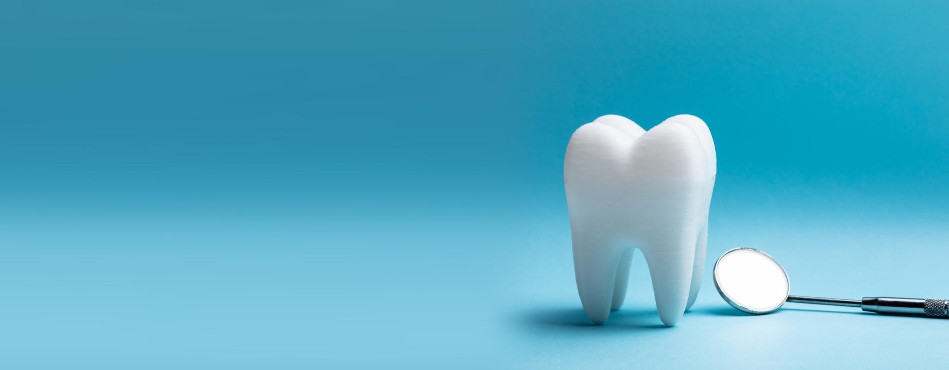 Ząb i narzędzie stomatologiczne