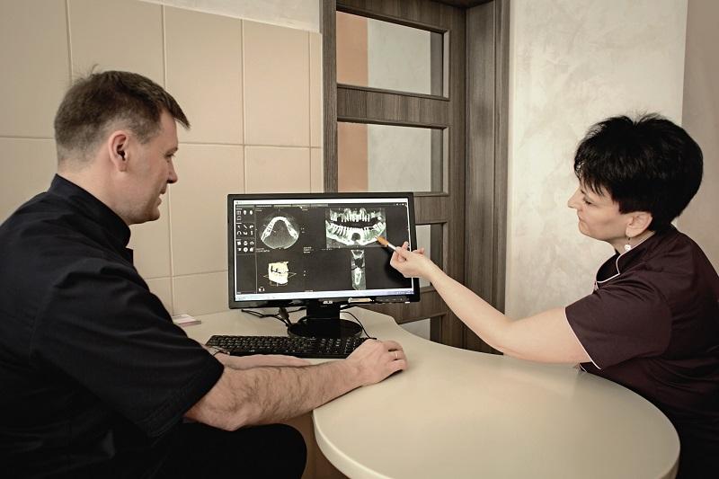 stomatolog pokazujący rentgen